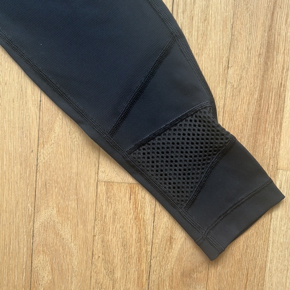 LULULEMON size 6 women’s black leggings with textured pattern - Picture 4 of 9